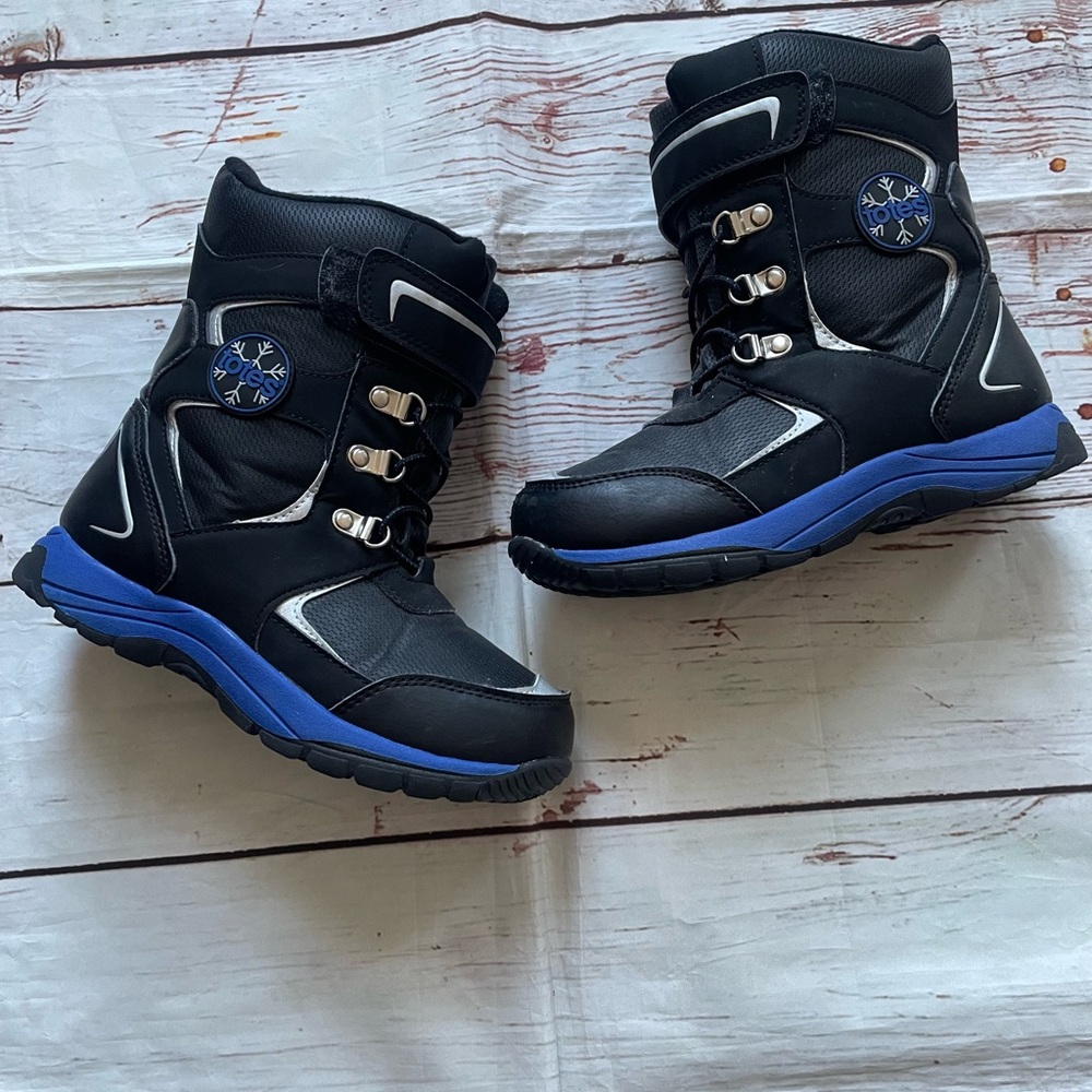 Totoes Sammy Boy’s Winter Boots from Kohls blue/black color youth size 2